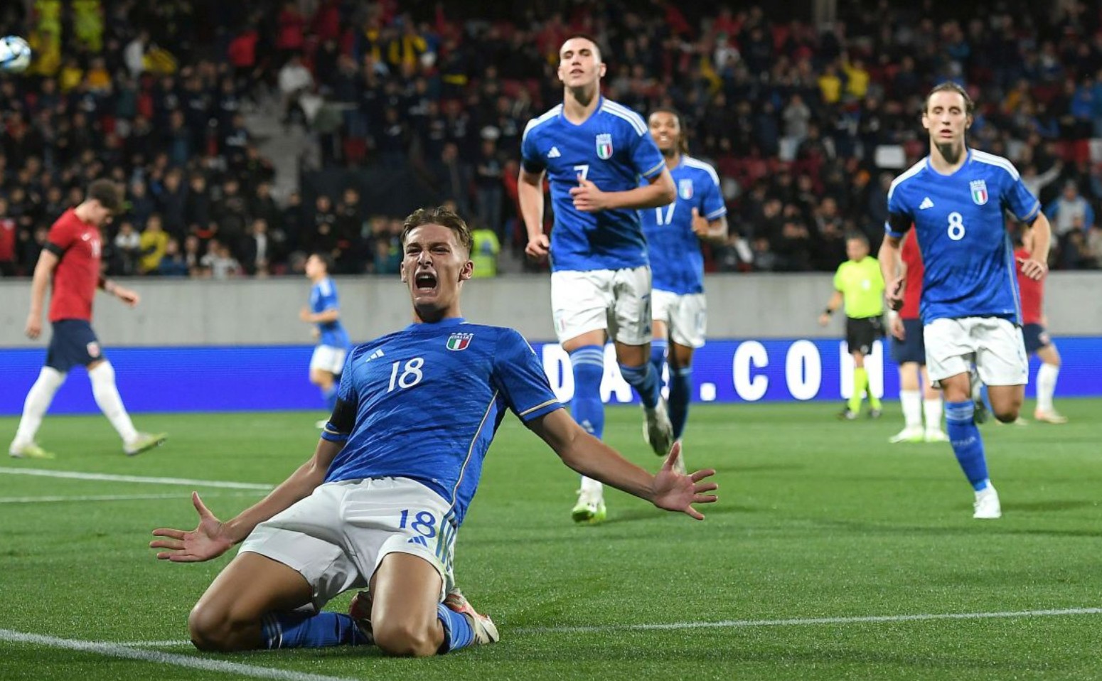 劳塔罗：进球帮助球队取胜是最美好的事；我该微笑时就会微笑