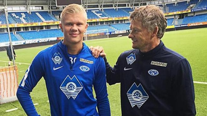 致敬李惠堂，赞助商犀旺送给魏祥鑫一颗柚子足球（向李惠堂致敬，赞助商犀旺向魏祥鑫赠送柚子足球）