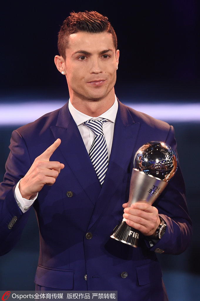 受伤的彭啸进入战上海U20的替补席，此前球员遭遇韧带损伤