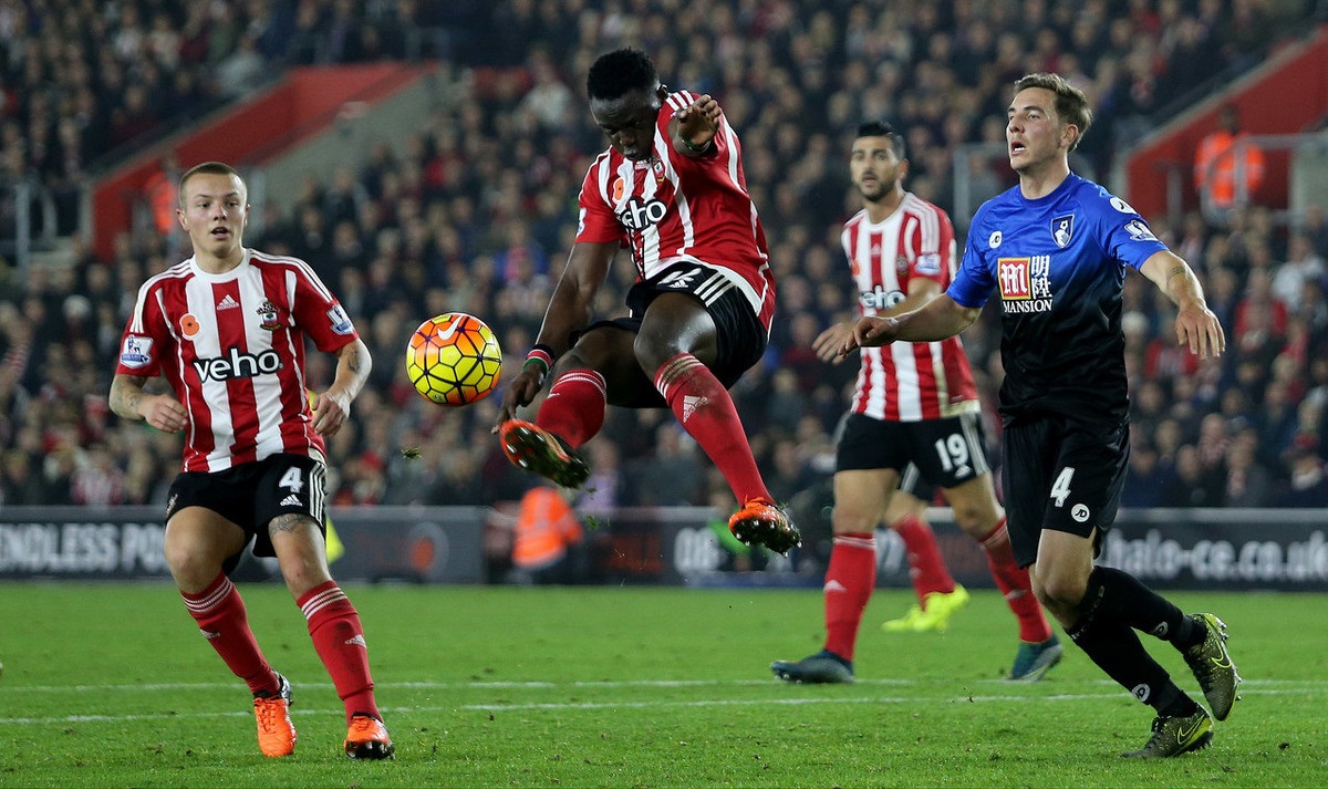 2025赛季，成都蓉城以红焰为刃、热血为甲，在三...