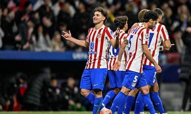 球员受伤倒地，全队围上去