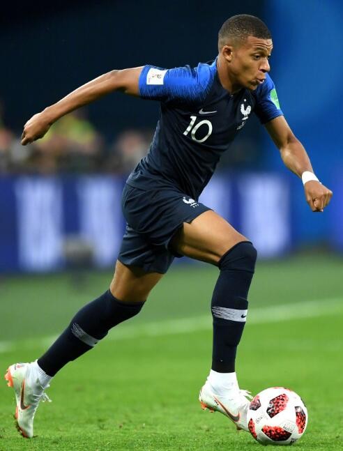 皇家马德里大胜毕尔巴鄂，西甲争冠形势再起波澜（皇马痛击毕尔巴鄂，西甲夺冠格局再生变数）