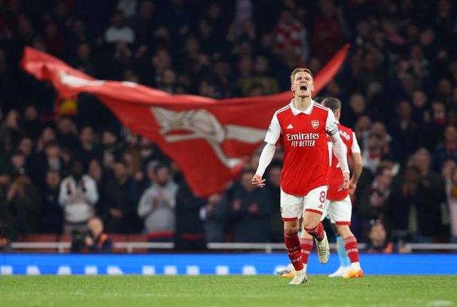 曼城主场对阵桑德兰，主场优势明显，福登状态火热，预计全取三分。