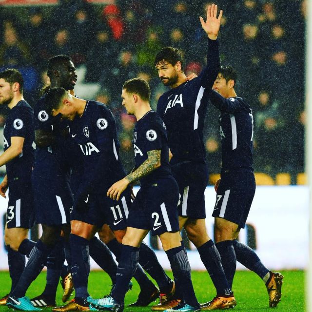 和利物浦一个病情，后防不稳，更衣室失控