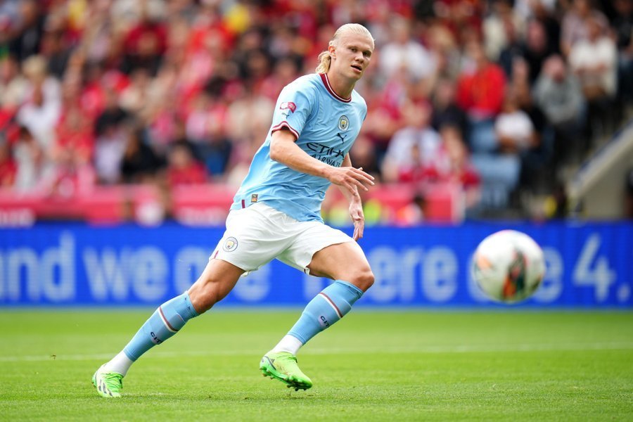 足坛年终大战淘汰赛实时赛况：梅西大幅落后姆总，C罗领先安东尼（年终足坛淘汰赛即时战报：梅西明显落后姆巴佩，C罗暂时领先安东尼）